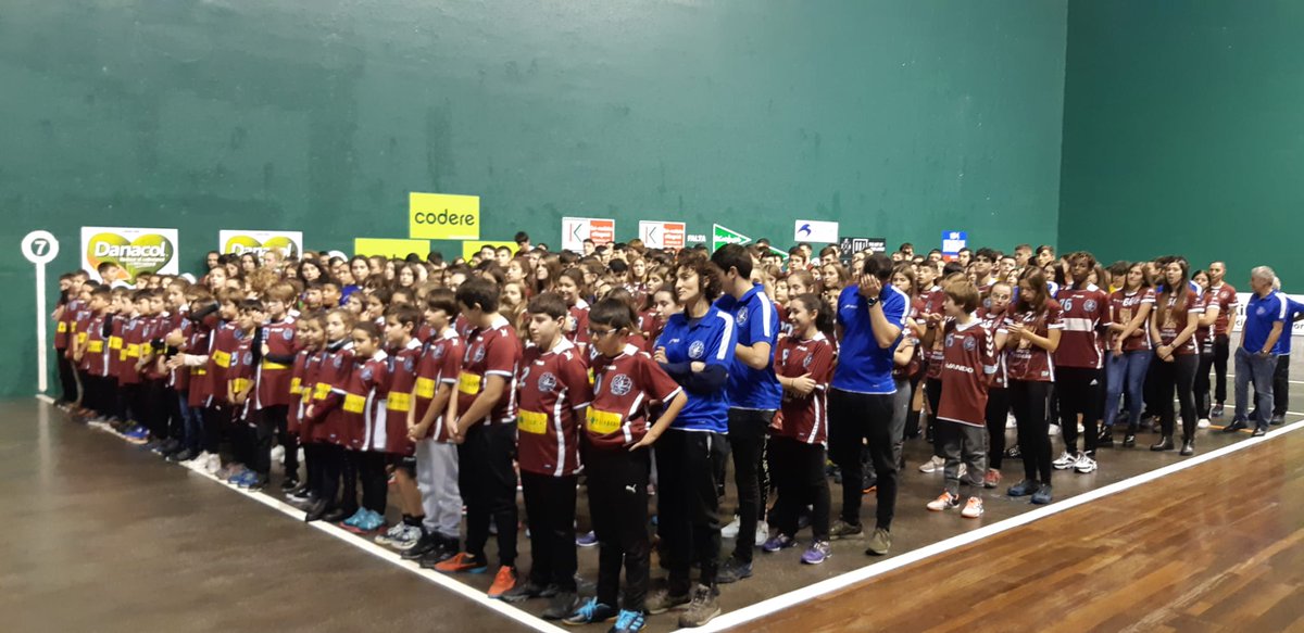 🤾♀️Igandean @EibarEskubaloia-ren aurkezpenean izan ginen, SD Eibar Fundazioaren bitartez laguntzen dugun Eibarko klubetako bat. Zorte on EibarEskubaloia!
🤾♂️ El domingo estuvimos en la presentación de Eibar Eskubaloia, uno de los clubes a los que ayudamos desde la Fundación