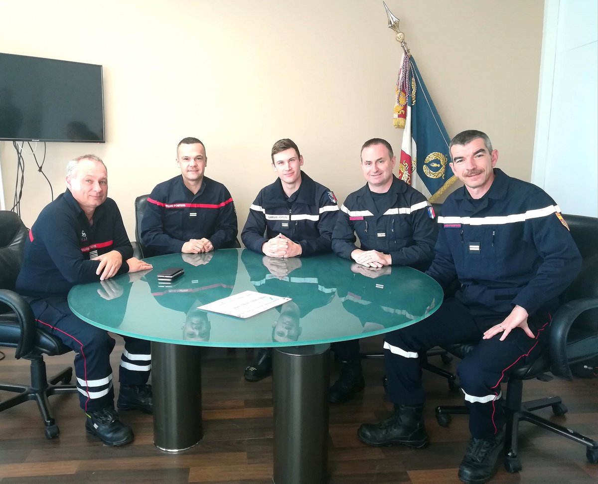 SDIS83's tweet photo. Accueil des 4 lieutenants de la #FILT97 de l'@ENSOSP en immersion au sein du @SDIS83 pour les 15 prochains jours par le Col HC @grohin_e #DDSIS. Un programme chargé les attend dans les différents services de notre établissement. Bienvenue à eux. https://t.co/N51qUK1fPb
