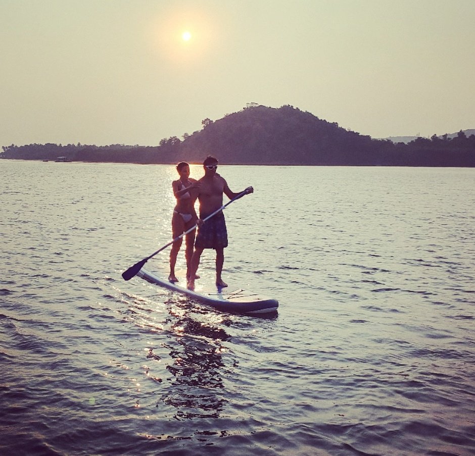 PoojaBedi_X's tweet photo. The sport is called SUP (Stand Up Paddleboard) and I'm LOVING it... with my fiancee #maneck @1❤ #Goa @KonkanExplorers @poonamribo @TourismGoa https://t.co/hNzlzndDUj
