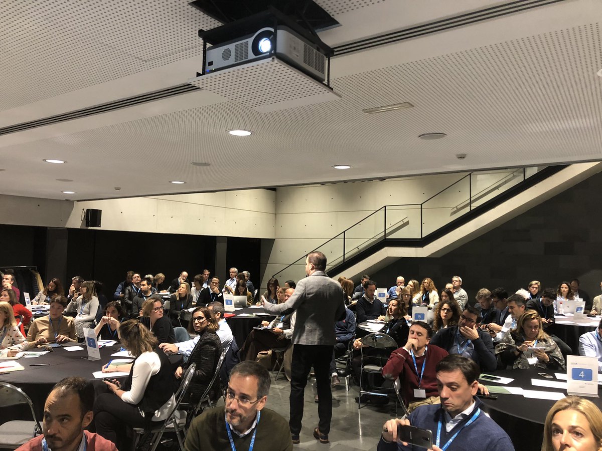 Orioliglesias's tweet photo. El Profesor Marc Cortés discutiendo en una sesión interactiva como deben las empresas afrontar la transformación digital. #MarketingDay19 @ESADEAlumni https://t.co/nbnMGrsxFu