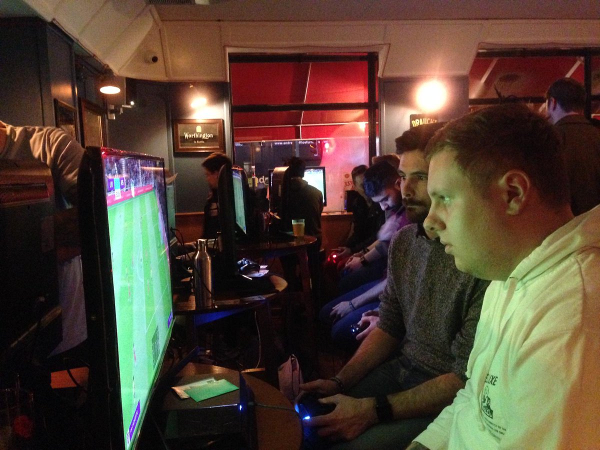 Fifapub's tweet image. FIFAPUB IS BACK, EVERY MONDAY

Full House in our first night of #FIFA20

A really nice mixture of new comers, regulars and legendary players as Rolls Reus or Griffish (who ended up 3rd)

THANKS for making it so special

WHERE? @craftbeercoEC1

BOOKINGS: fifapub.com/tournament/18t…