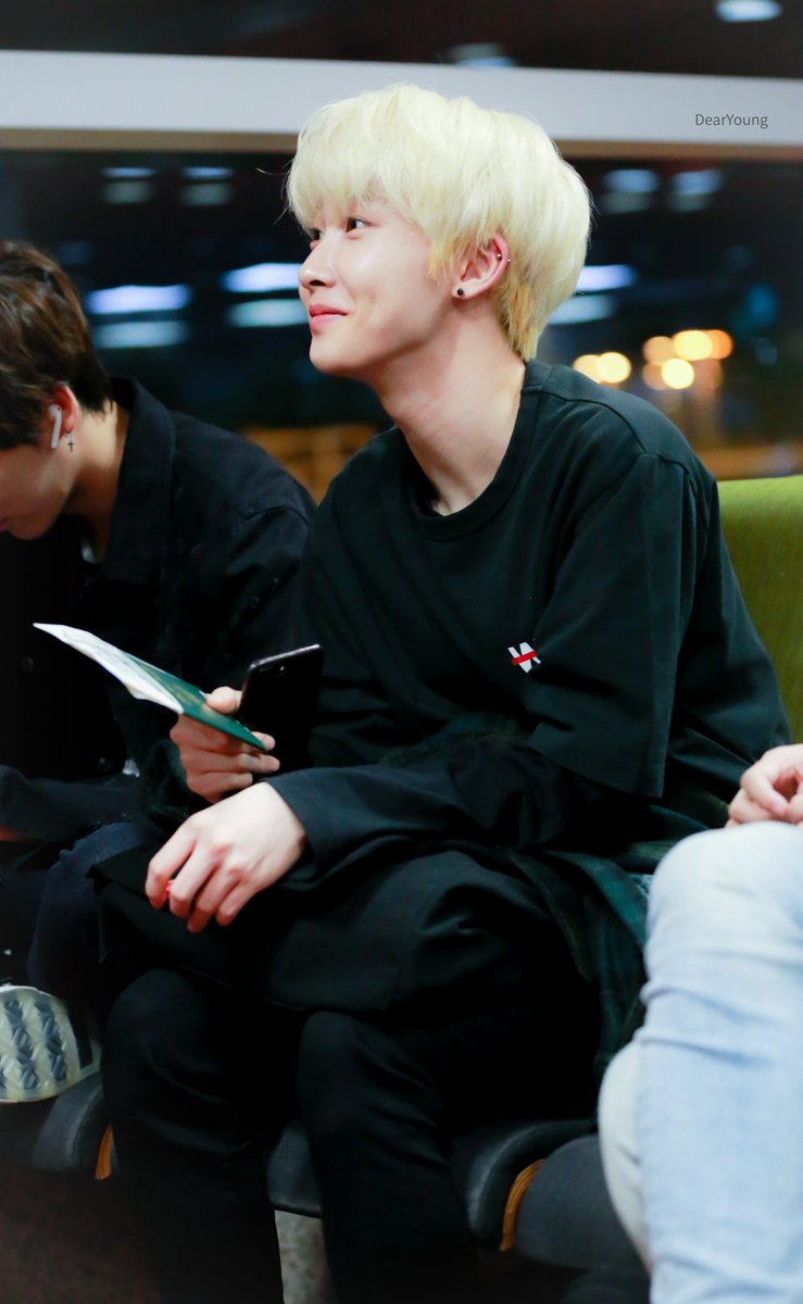 DearYoung0810's tweet photo. 191110 ICN 출국✈️
 
#DearYoung #youngforever
#HOYOUNG #호영 #호영배
#베리베리 #VERIVERY 
@by_verivery https://t.co/DxGEdOJr1J