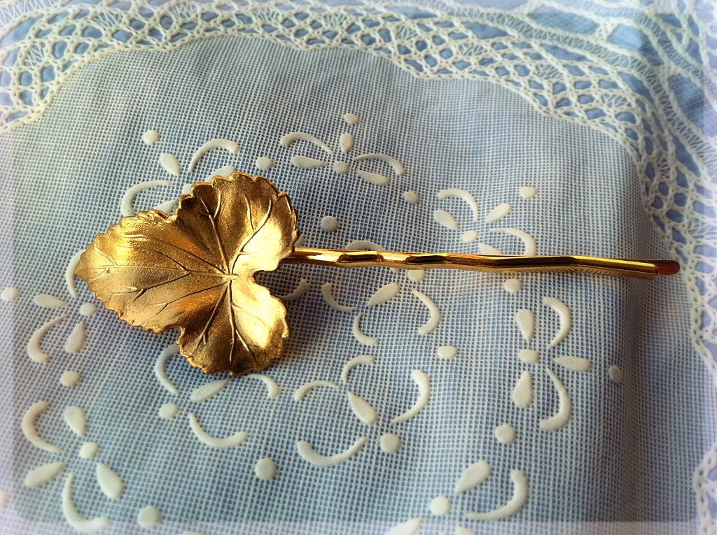 Mikissecret's tweet photo. #goldleaf #hairpin #goldbobbypin #vintagehairstyle #brides #jewelryforhair #hairdo #goodvibes #botanical #nature #giftsforher #gold #leaf #style #fashionjewelry #weddingjewelry #vintage #accessories #hair #lifestyle #french #ooak #flowers #bridesmaids #somethinggold https://t.co/GeyOiXseeR