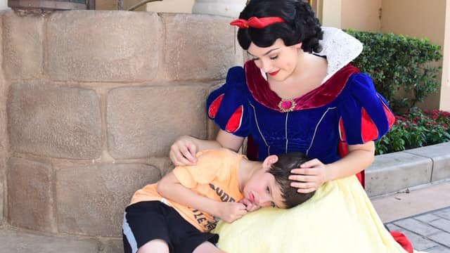 "She was magical and my family is forever thankful and touched!" the grateful mom wrote. Bergner said she wanted to personally thank the woman playing Snow White.
cbsnews.com/news/snow-whit…