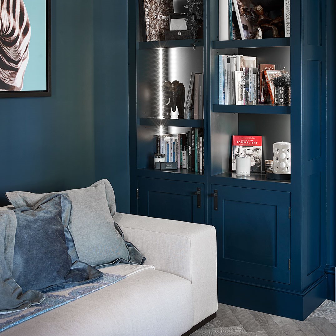 We've decided that Monday morning blues shouldn't be a bad thing. Here's a splash of blue in one of our bespoke built living rooms to brighten up your dull and rainy morning 🌧️