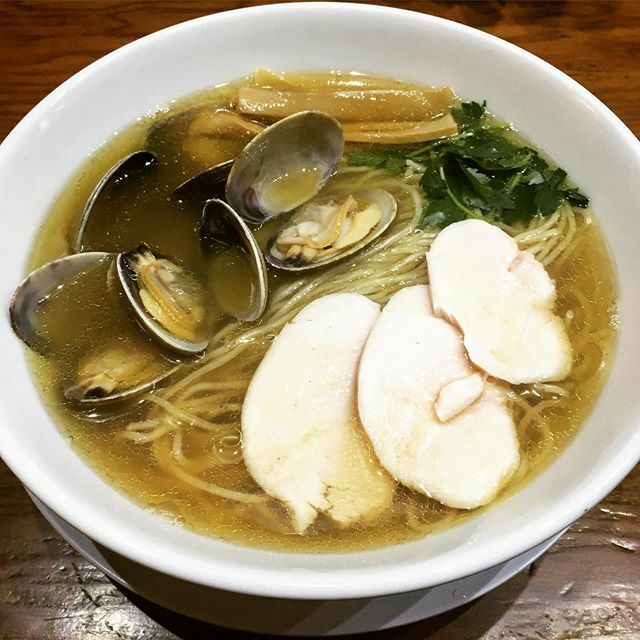 百日紅（さるすべり）で限定の浅利そば。完璧。麺は全粒粉入りなので太らない（先入観）スープも完飲。
#新宿グルメ #新宿ランチ #新宿三丁目グルメ #新宿三丁目ランチ #浅利ラーメン #あさりラーメン #アサリラーメン #全粒粉麺 #鷄チャーシュー #麺や百日紅 ift.tt/36TUp60