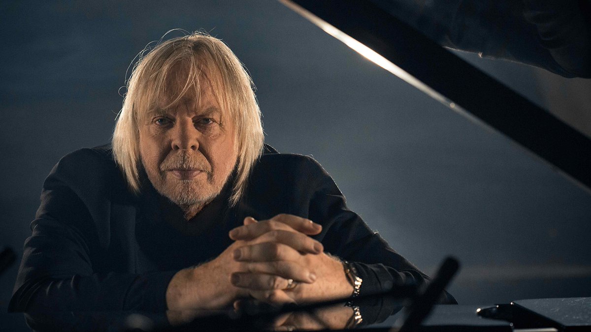 There's a very busy weekend ahead in Lytham with <a href="/GrumpyOldRick/">Rick Wakeman CBE</a> at the @LowtherTheatre on Saturday and Sunday, there's the Christmas lights switch on on Saturday featuring many local stars and <a href="/cherylfergison1/">Cheryl Fergison</a> , plus the <a href="/hopefulglorious/">Hopeful & Glorious</a> Christmas fair at <a href="/LythamHall/">Lytham Hall</a>