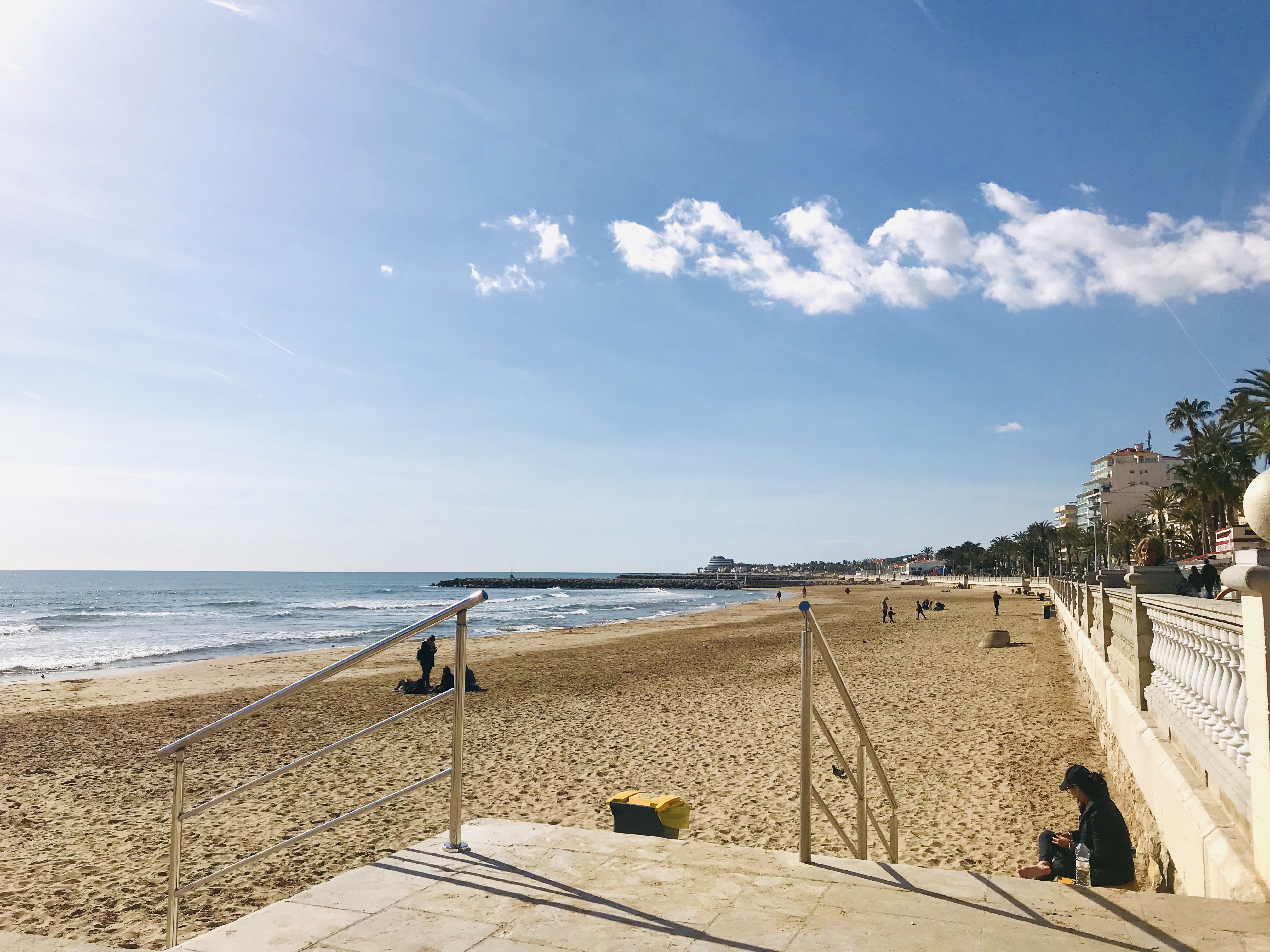 みゅうスペインとポルトガル 毎年10月上旬に映画祭が開かれる海辺の町 シッチェス Sitges バルセロナ から電車で４０分くらい 日帰り旅行にオススメです スペイン Spain T Co Ry0sdanc35 Twitter