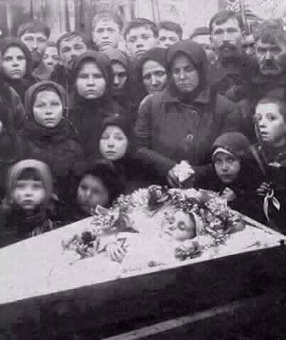 مـن روائع الصور الفوتوغرافيه هذه الصورة ألتقطت في القرن الماضي لِـ جنّازة فتاة في أوكرانيا ، الغريب في الصورة أن الجميع نسي الجنازة من أهل وأصدقاء وصاروا ينظرون إلى الكاميرا إلا الأم تنظر إلى إبنتها في حزن وآلم .