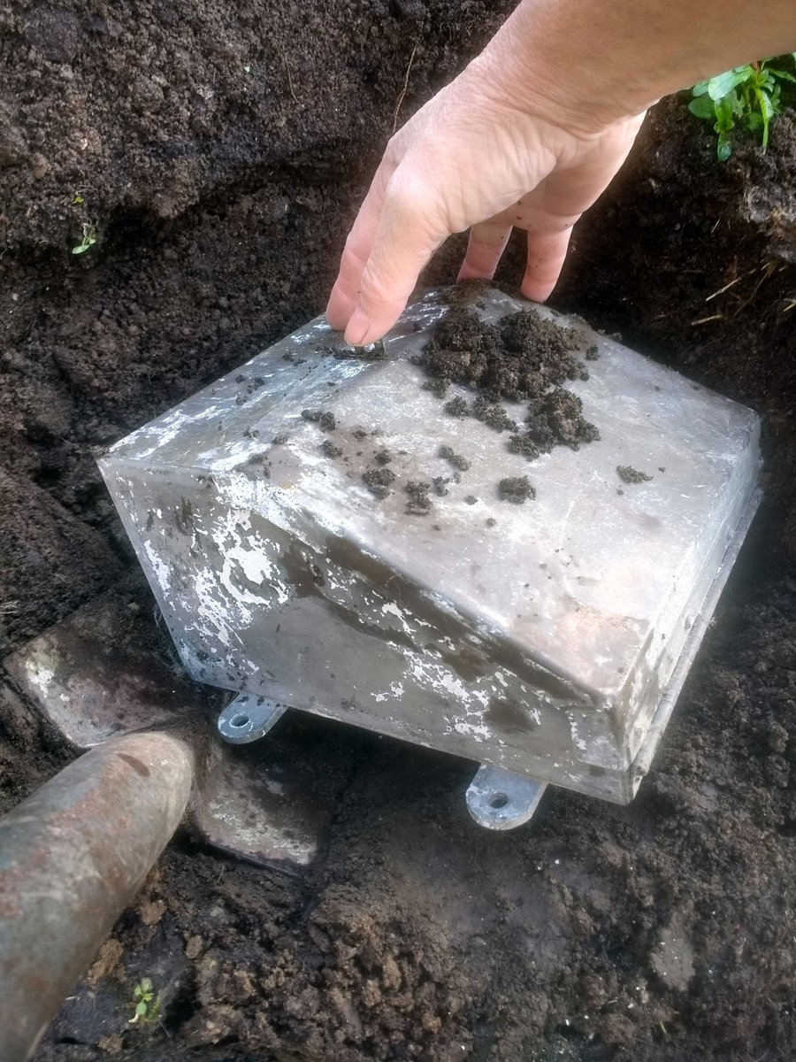 Have you ever buried something in the garden in a time capsule? Maybe it's not always treasure you bury or find. In this weeks #inishindo I even chat about the Blue Peter Gardenhttps://inishindiegardenmatters.blogspot.com/2019/11/treasures-in-garden.html