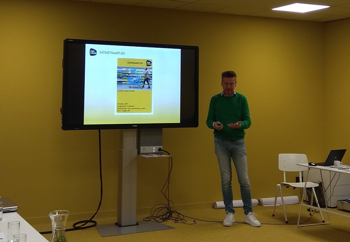 JasperHeslinga's tweet photo. Marcel Dekker licht de tijdens het /LAB te gebruiken databestanden en kaarten toe @DataFryslan @Elkien_ #datalabfryslan Nu lekker aan de slag! https://t.co/cIcY7s2qu4