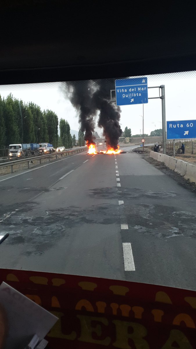 nico_vasquez94's tweet photo. @sitiodelsuceso Ruta 5 altura La Calera. Barricadas https://t.co/m953XQzueo
