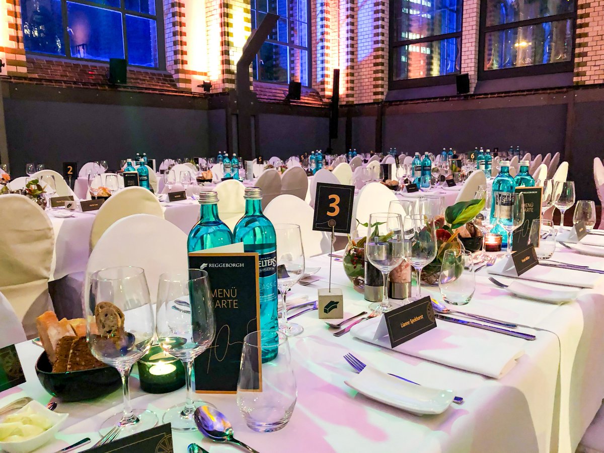 Ausgelassene Stimmung, zahlreiche Gäste, tolle Live-Acts und leckeres Essen – das Dienstjubiläum des Geschäftsführers eines Family Office im Wasserwerk war ein voller Erfolg! 👍 Unser Team war für die Organisation und Durchführung des Events verantwortlich. #eventmanagement