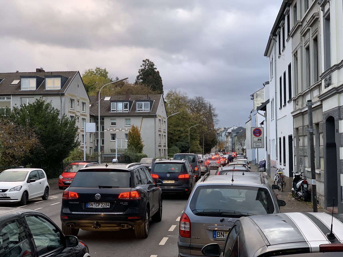 Sascha_Foerster's tweet photo. Heute Morgen die Anfahrt mit dem Rad hatte dann doch etwas Stau-Anteil. Aber spätestens auf der @adenauerbruecke// @Suedbruecke sieht man leicht versteckt hinter den Bäumen den @TelekomGK-Campus in #Bonn wo heute #BizBonn19 stattfindet. #DigitalesBonn #TelekomWall https://t.co/uRSSyuWGzO