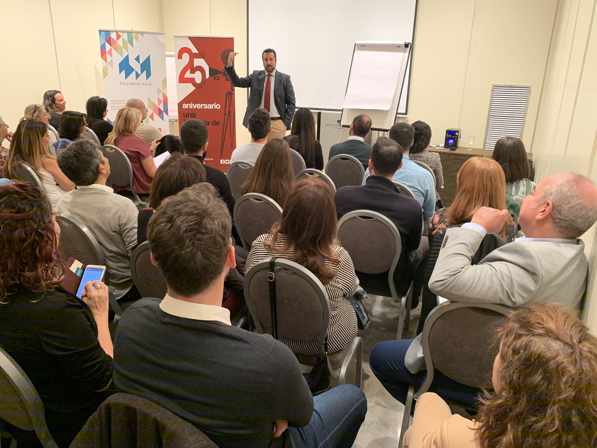 ajemalaga's tweet photo. Gran Taller de #Oratoria de @alejandroasuem 👏🏻👏🏻👏🏻

#AJEmásCerca https://t.co/kSyjAVsbVV