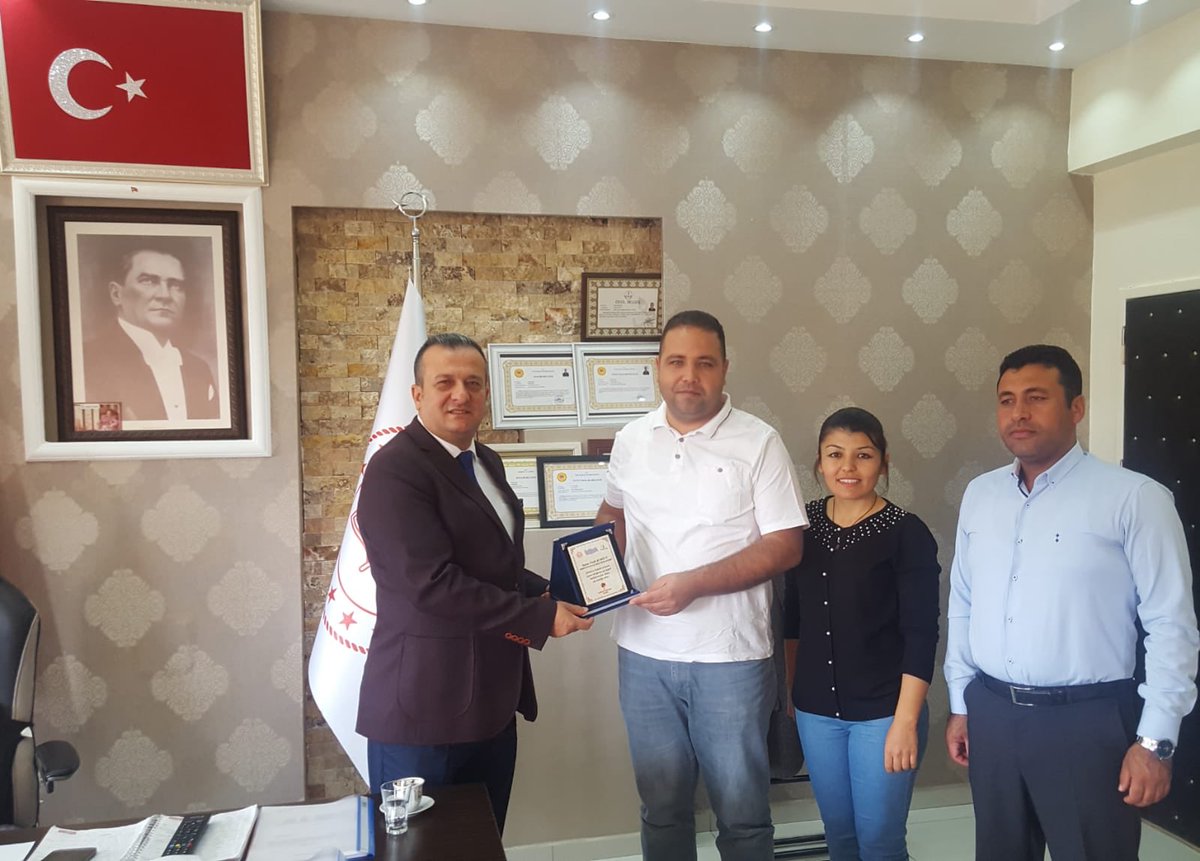 GulnarMEM's tweet photo. 25-27 Ekim'de Alanya’da "Şehirler ve Kokular" adlı eTwinning projesi kapsamında ilimizi tanıtımını gerçekleştiren ilçemiz öğretmenleri İlker ŞENOL ve Fatma EREN ŞENOL, projenin gerçekleşmesinde desteklerini esirgemeyen Müdürümüz Sn.Fatih BURĞUT'a teşekkür plaketi takdim ettiler. https://t.co/qwPLqe8ZnF