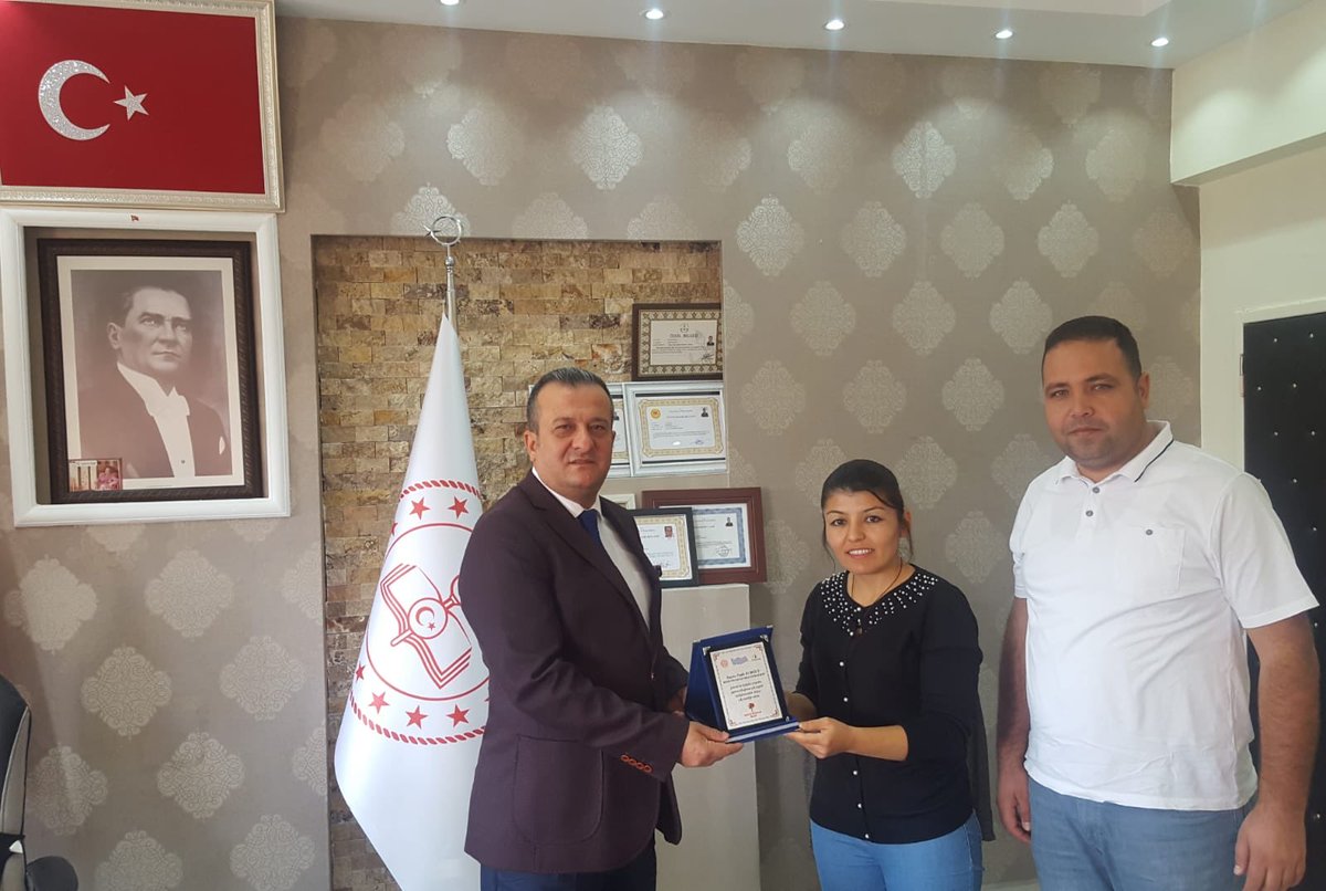 GulnarMEM's tweet photo. 25-27 Ekim'de Alanya’da "Şehirler ve Kokular" adlı eTwinning projesi kapsamında ilimizi tanıtımını gerçekleştiren ilçemiz öğretmenleri İlker ŞENOL ve Fatma EREN ŞENOL, projenin gerçekleşmesinde desteklerini esirgemeyen Müdürümüz Sn.Fatih BURĞUT'a teşekkür plaketi takdim ettiler. https://t.co/qwPLqe8ZnF