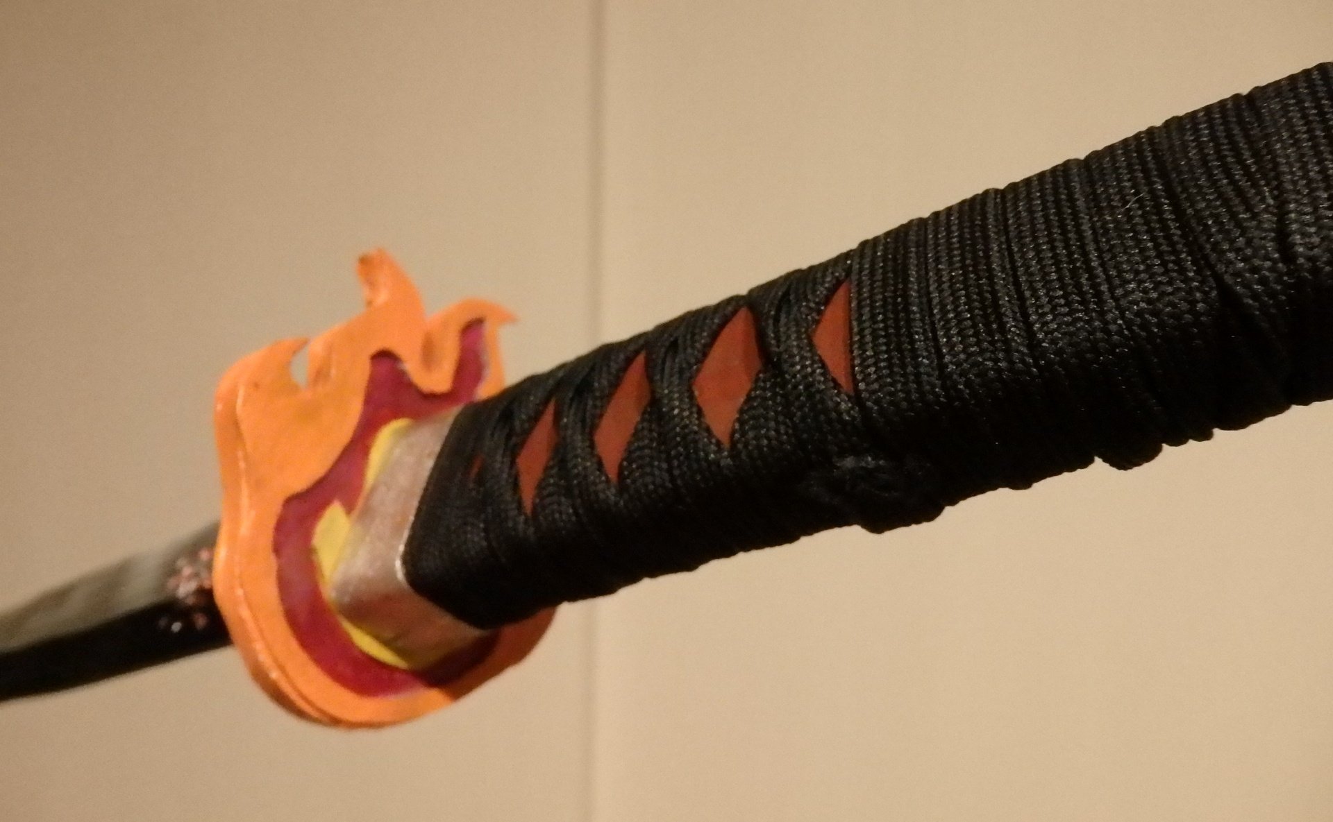 Queen 鬼滅の刃 竈門炭次郎の日輪刀 炭次郎の日輪刀作ってみました 特徴的な刀身のマスキングが大変だった 柄糸の巻き方だんだん上手くなってきた気がする 疲れた 作り方はギャクヨガさん Gyakuyoga の動画を参考にしました 鬼滅の刃 T