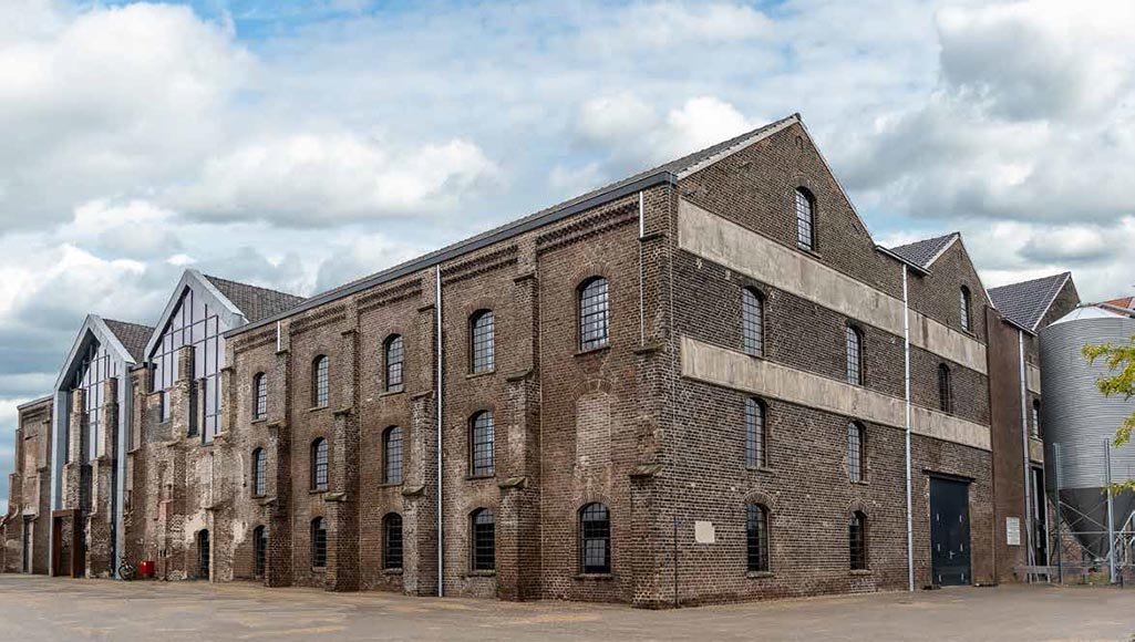 Een oude vervallen fabriek wordt een inspirerend onderwijscentrum waarin de onderwijsvisie van SOML tot haar recht komt. SOM wil zich richten op ‘een contextrijke leeromgeving’. Dit komt erop neer dat leerlingen meer onderwijs volgen in het bedrijfsleven: bit.ly/32KCTOw