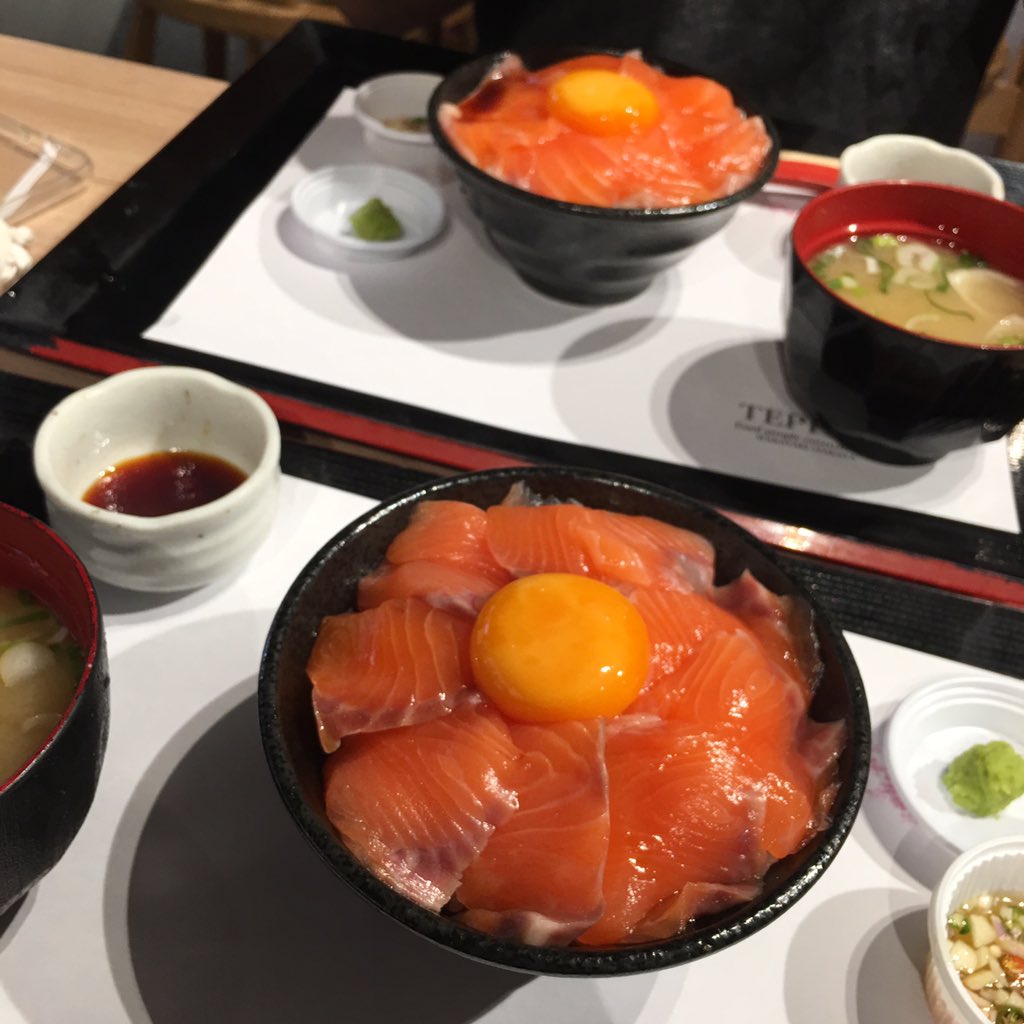 hungroringo's tweet photo. กินได้ทุกวันบอกเลยค่ะเมนูนี้ 55555 รอบนี้เพิ่มข้าวเป็น200กรัม (แต่ราคาเท่าเดิม 129บาท) พาเพื่อนไปกินกี่คนก็ติดใจกันหมด อร่อยด้วย ถูกด้วย ชอบมากกกก 
Teppen สาขา Icon Siam ค่ะใน Siam Takashimaya ถ้าไม่เอาไข่ก็109บาท ถูกกรุบ🍊🍚🍣 https://t.co/GtJPAdCqUx