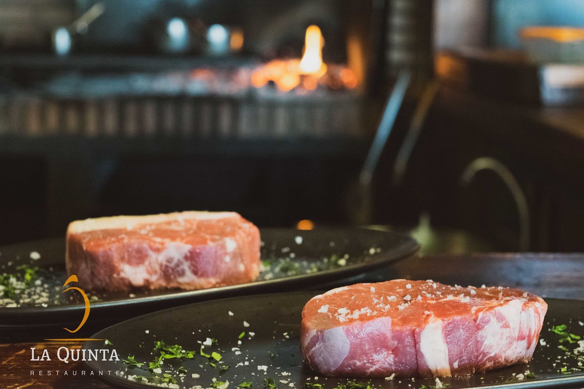 🧐 "No dejes para mañana lo que puedes comer hoy.."

Disfruta de una #exquisita #cena llena de música, ambiente y calidez. ¡Eso es La Quinta! 🙌

Reservas / Bookings ☞ bit.ly/reservaslq
_
#sotogrande #dinner #laquintarestaurante #gastronomy #food #foodporn #steakhouse