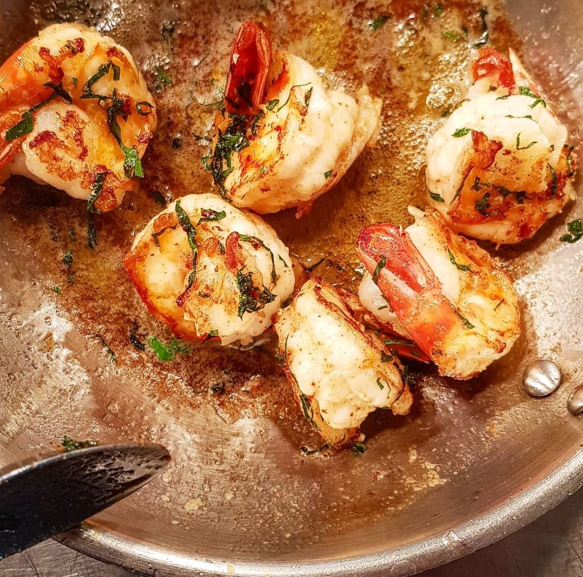 BranchesNCL's tweet photo. Pan Fried Garlic King Prawns...simplicity at its very best! Visit https://t.co/Ai4uWM5eDE #branchesjesmond #newcastlerestaurants #booknow #wintermenu https://t.co/aVLZBXU6oB