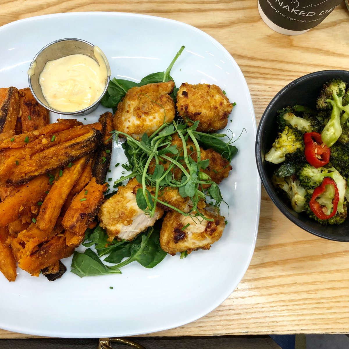 Naked chicken nuggets, with chilli garlic greens and sweet potato fries 🌶 

@thenakeddeli smashing the gluten free options as always 🙌🏼

#glutenfree #fancyfreefood