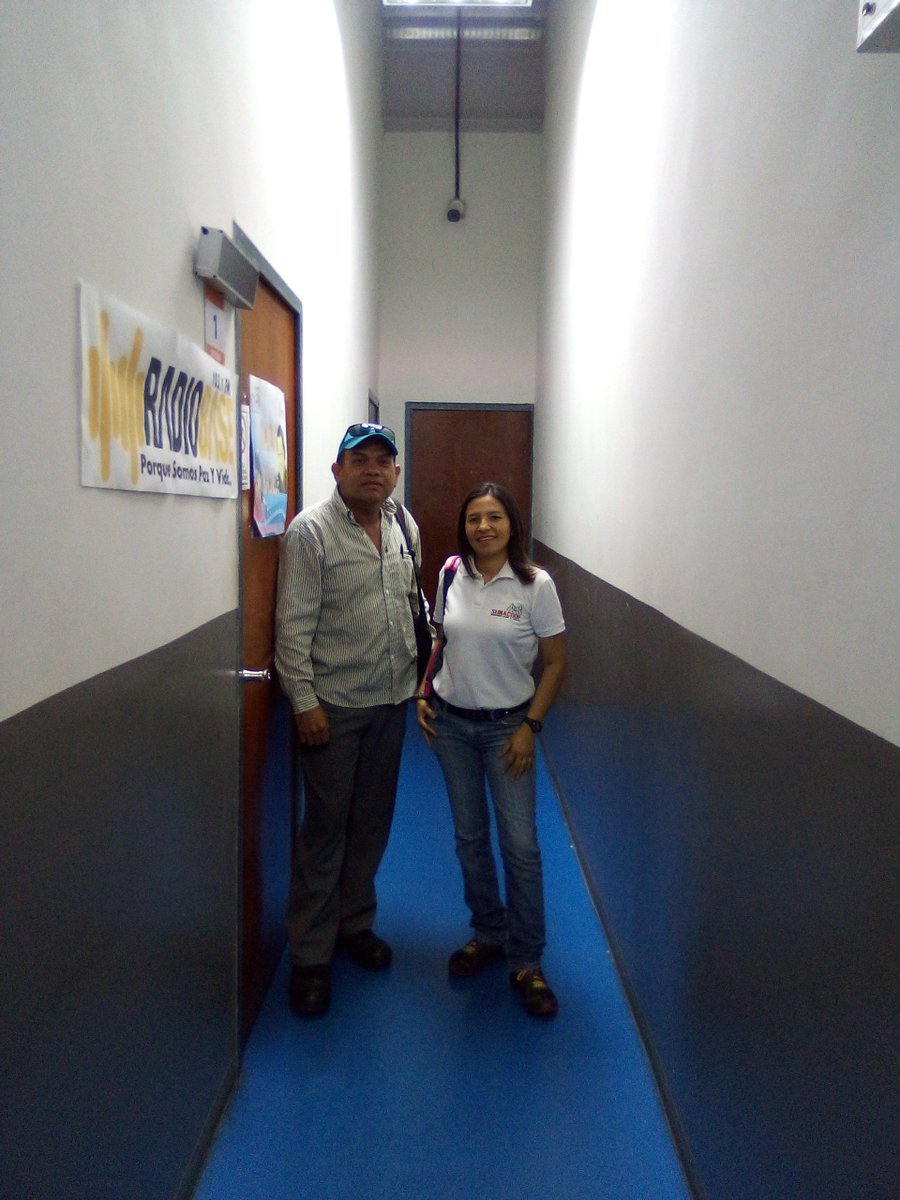 YContreras04's tweet photo. #11Nov| 📢 Entrevista: en #Valera edo. Trujillo en la 📻 Radio Base Paz y Vida 103.1FM de la @gbmpvalera, participamos 🎙️ en el programa "Criptoeconomía Global y el Petro" conducido por el Licdo. Marcos Andara, para dar a conocer los objetivos estratégicos de la @sunacoop_ven https://t.co/xre8H0xcjK