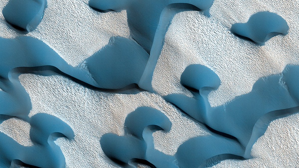 I sometimes forget that we have a huge telescope in orbit of  #Mars, returning some *amazing* high-res images of the Red Planet.This is an enhanced-colour view from  @HiRISE of sand dunes (basalt and gypsum grains) in the vast dune sea near the north pole—and it's just beautiful.