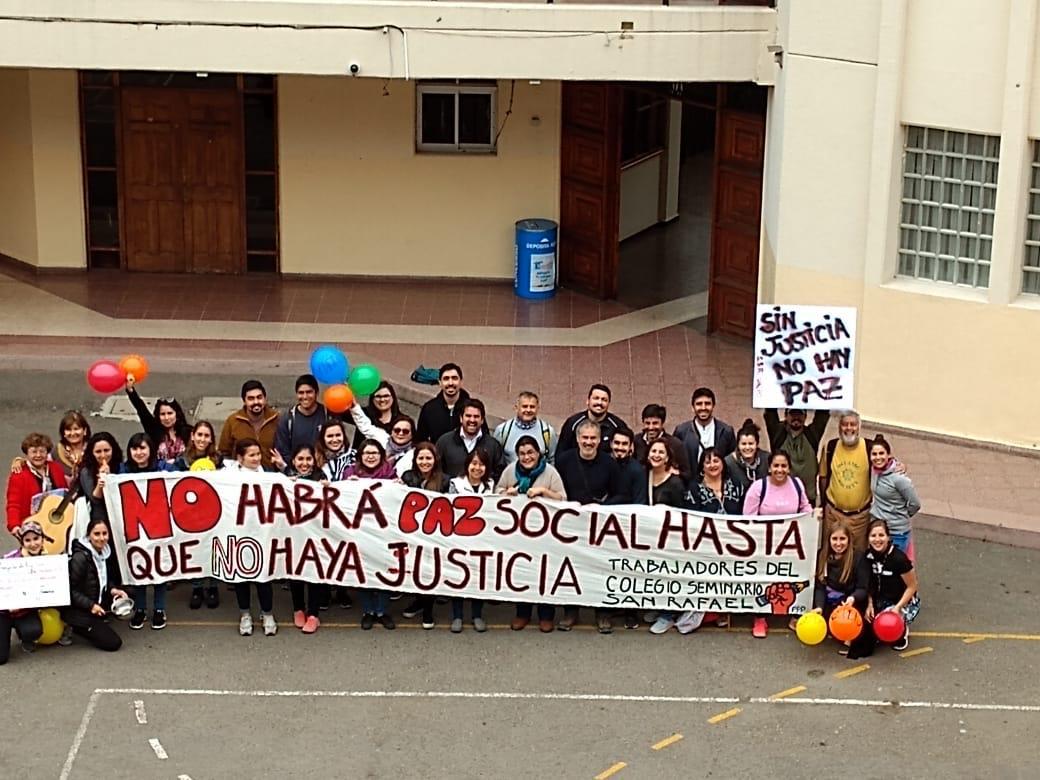 MegafonoPopular's tweet photo. #Valparaíso: hasta los profes del Seminario San Rafael -colegio de curas conservadores donde estudio Pinochet (lo echaron por flojo)- se cansaron y demandan justicia social #ParoNacional12Nov #Chile https://t.co/0BGQSWXSHr
