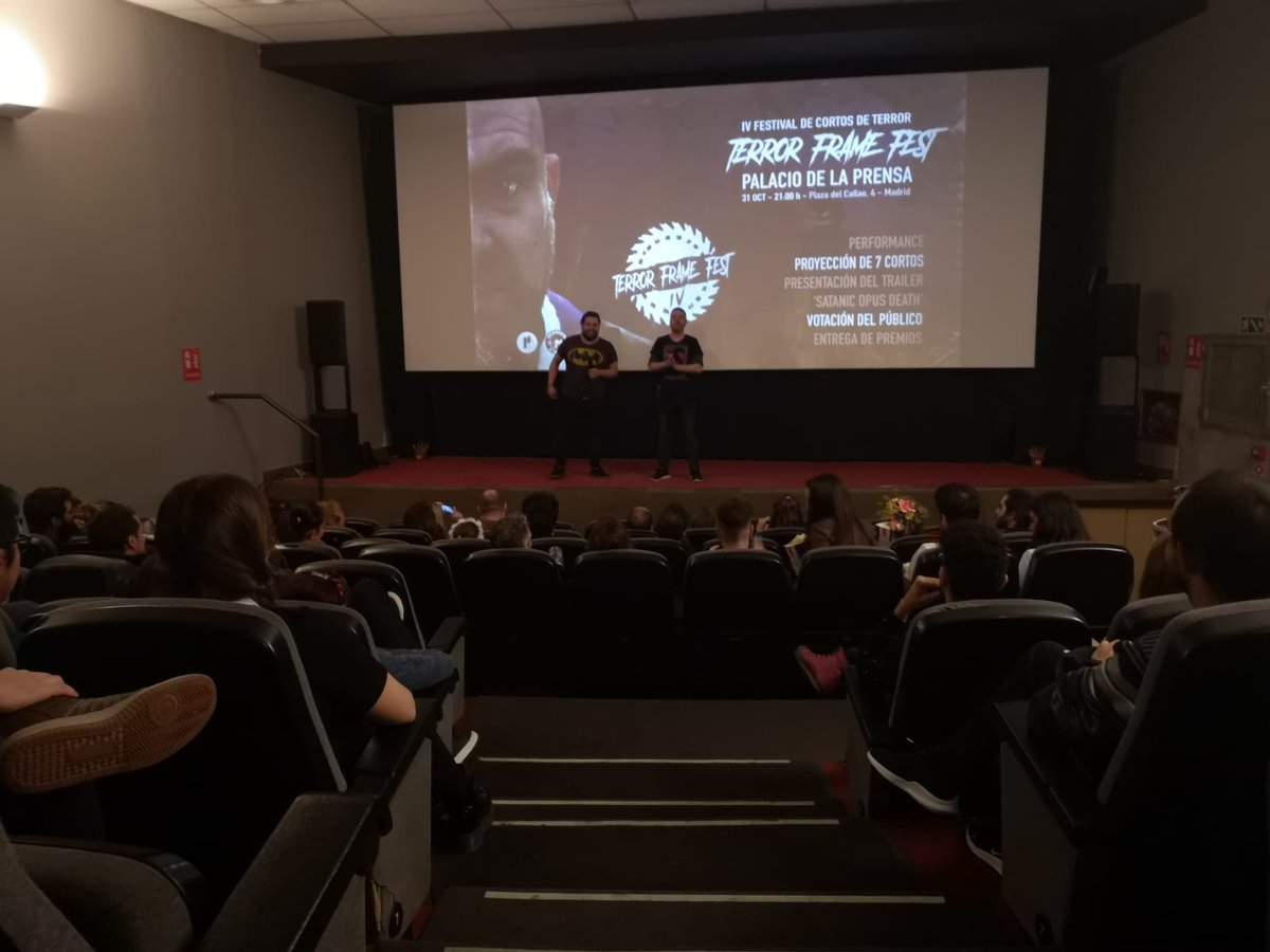 Qué gustazo ver que el género de Terror y el cortometraje crean colaza en Gran Vía.
Tanto proyecto no me ha dejado compartir el LLENAZO del IV Terror Frame Fest en el Dia del Terror en HALLOWEEN en Palacio de la Prensa. Casi 400 personas. ¡GRACIAS!