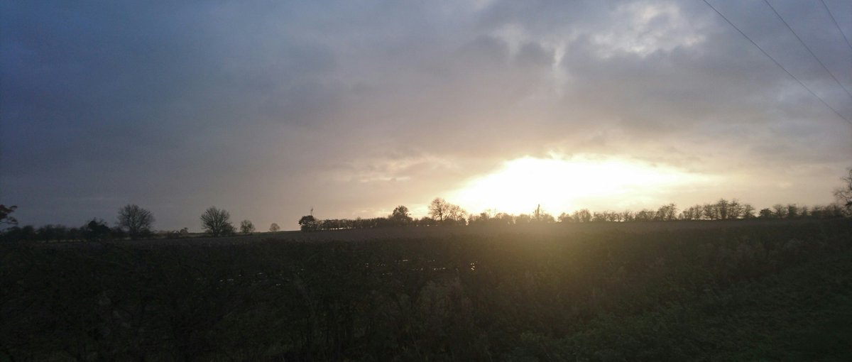 fishermodularuk's tweet photo. Ending the day like....
#chilly #stillraining #sunset #soonbetomorrow https://t.co/XdGVK1vNVq