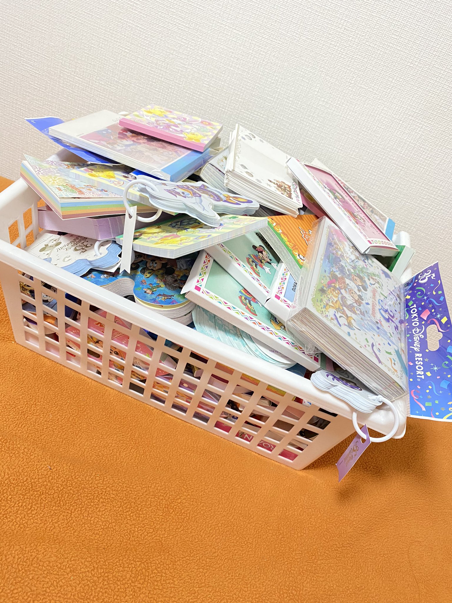 M E I これ全部ディズニーのメモ帳なんだけど メモ帳の使い道がわからなさすぎて溢れてるw だれかメモ帳の使い道教えてw T Co Fb7np0ebfk Twitter