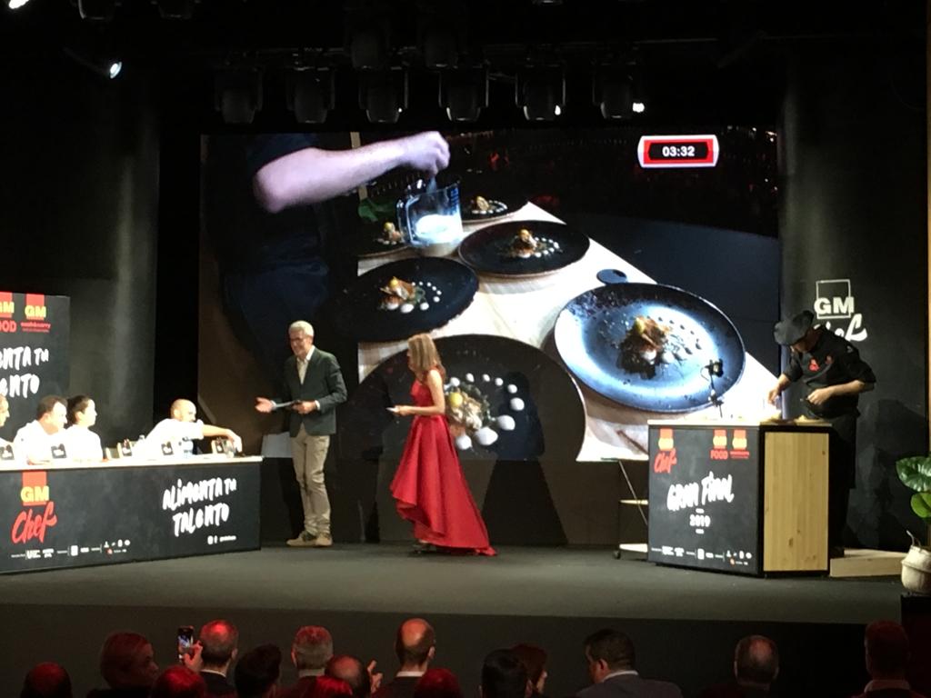transgourmet_es's tweet photo. José Luis Pascual, del @IESUNIALBACETE, es el tercero en presentar su tapa “Taco de codorniz en pepitoria sobre falso nido y llema de yuevo” en la #FinalGMChef2019. #GMChef2019 https://t.co/bTulZIzDWJ
