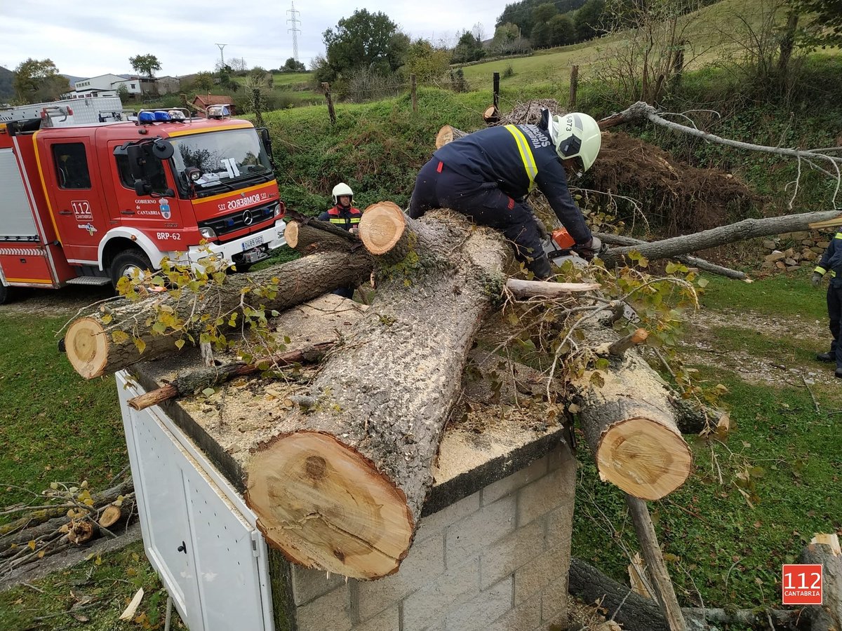 112Cantabria's tweet photo. #RetiradaChopo Esta mañana en #LosCorralesDeBuelna encontramos un chopo caído sobre un depósito de agua. Intervienen en su retirada con motosierra @bombercorrales y Policía Local. https://t.co/v1PkTSpXVz