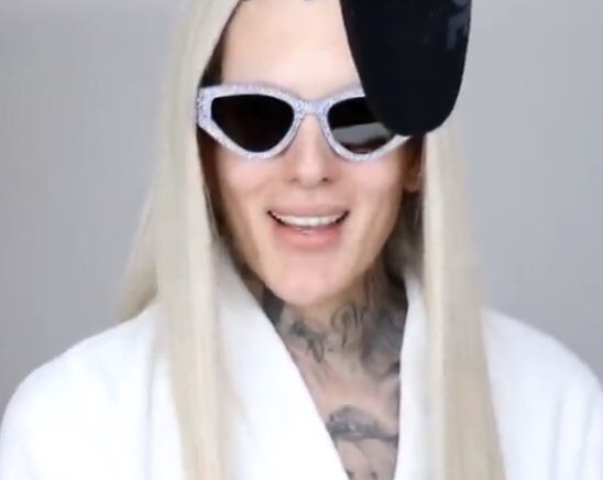 AnnadeHek's tweet photo. How I looked at my mother after I put on a ugly outfit for school but thought i looked good ass hell #Jeffreestar https://t.co/phRp64Q8Jw