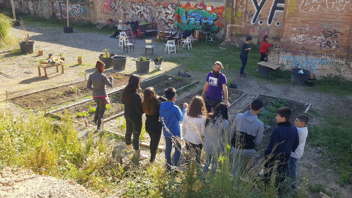 CanTrinxetViu's tweet photo. Avui ens han visitat alumnes de 2n d'ESO de l'Institut Santa Eulàlia que fan una optativa d'hort
(Fil 🌱)

#TeixintComunitat https://t.co/xMDTqzgQEK