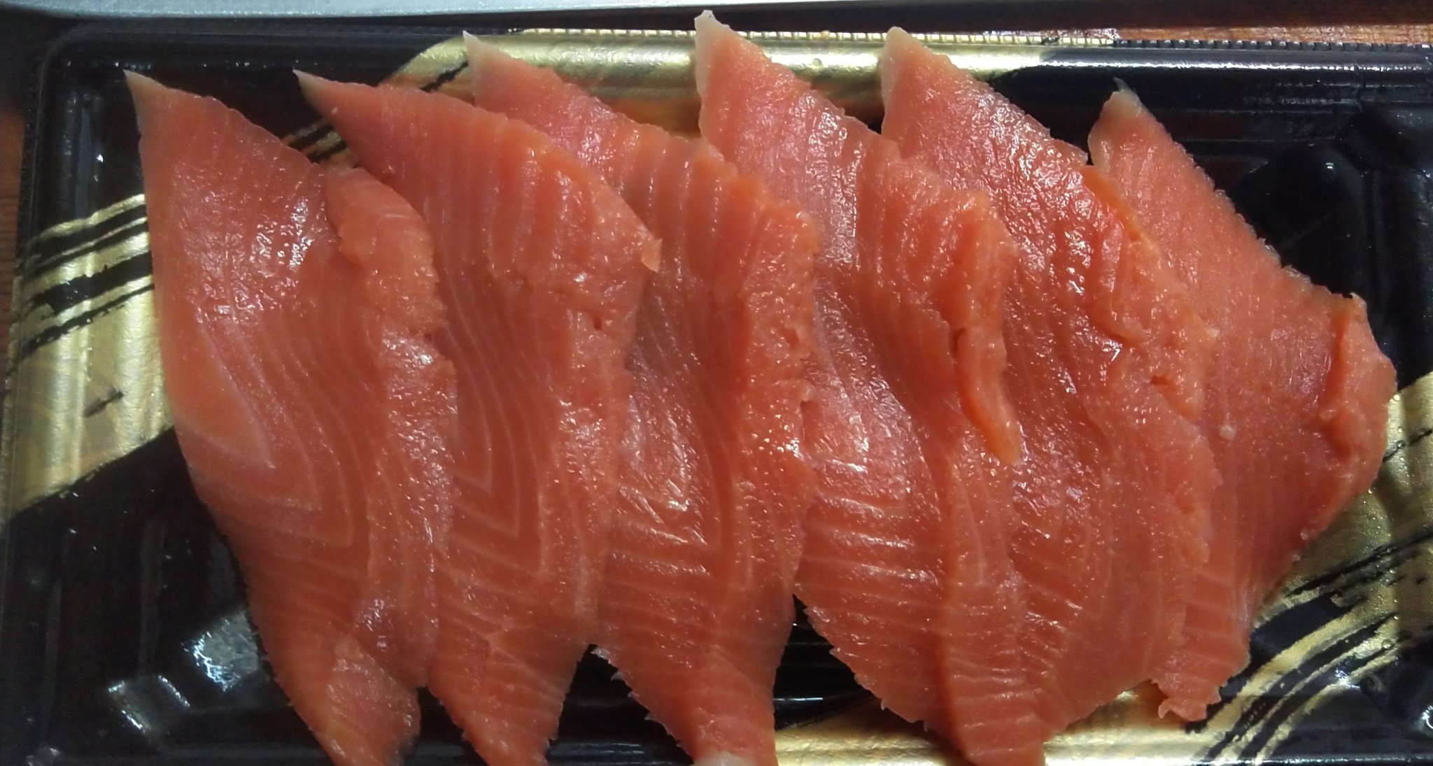 魚屋さん がんばらない お店のサーモンが安全な理由 生産管理された養殖魚 安全な魚であり かつサーモントラウト においては写真のように冷凍された状態で納品されるため 万が一何かの間違いでサナダムシやアニサキス等の寄生虫が付いていたとしても
