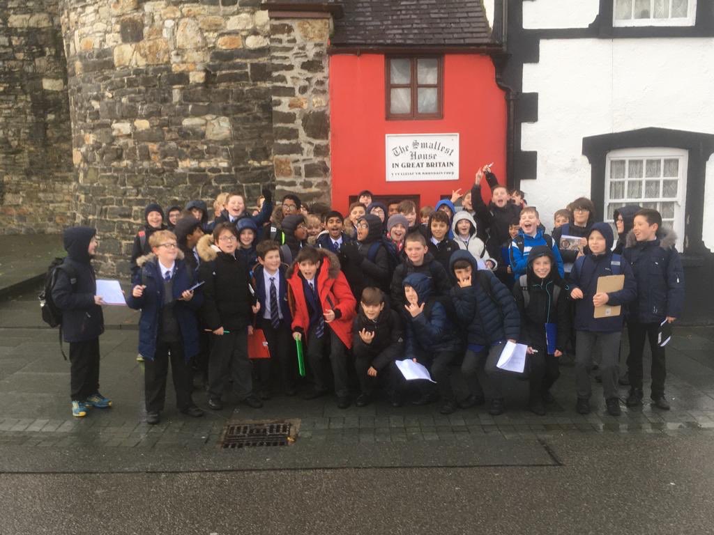 AmyMGeog's tweet photo. Our Year 7 ‘Conwyers’ are exploring the town 🗺 📋 🖊 in the ☔️. Are you a real Geographer if you don’t get soaked? #geography #fieldtrip #year7 #stanselms #conwy https://t.co/PUaEV5C7tF