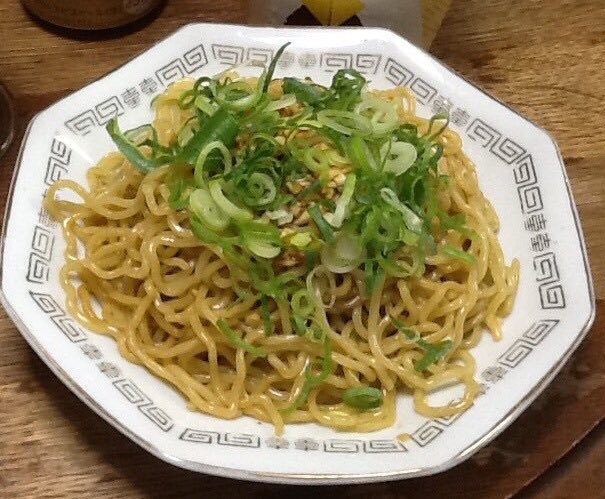 大刀 ザ ヒュージザンバー パタン 中華麺 太いの 1玉 ニンニクみじん切り 2欠片 ごま油 大匙1 醤油 小さじ1 創味シャンタン ちょっぴり 薬味のネギ ゴマ 適量 麺を硬めに茹でたら水で締め 薬味以外を麺に絡めゴマ ネギをかけて完成 辛くて