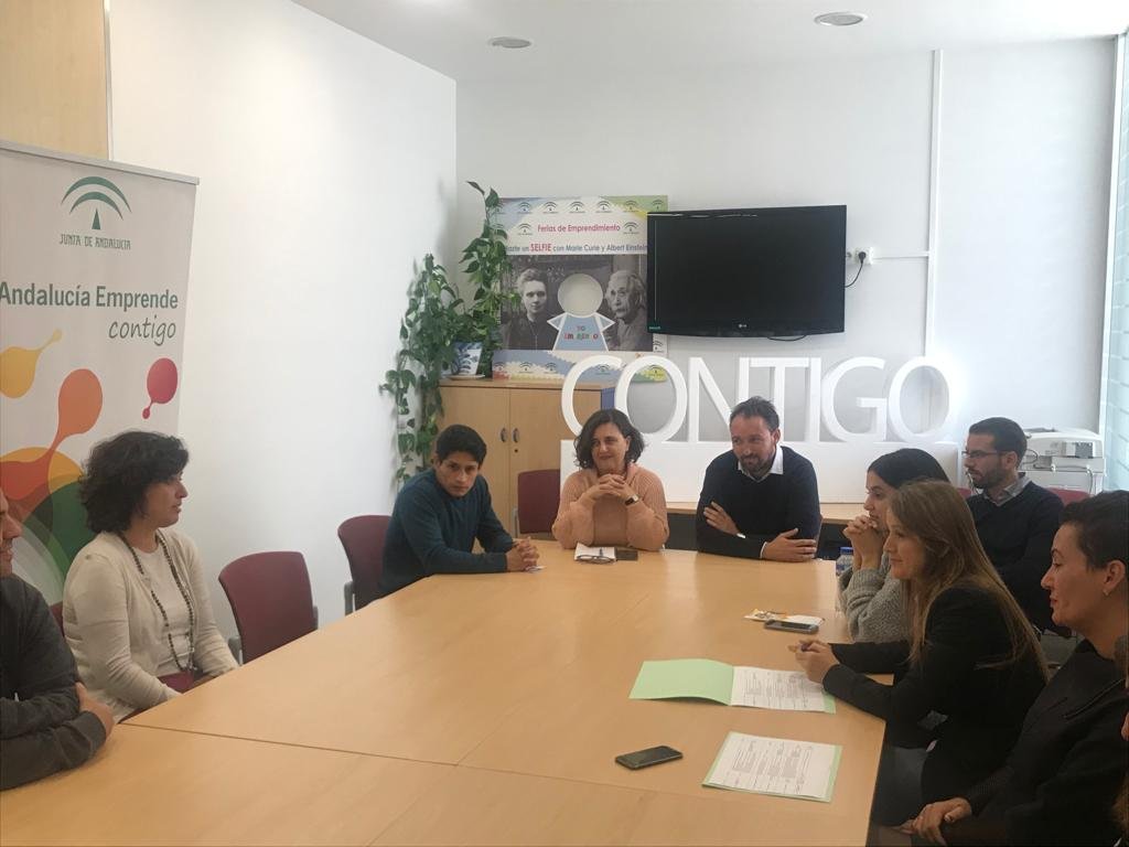 cadegranada's tweet photo. 👉 Monica Fdez presenta #ComparteTuPiso un proyecto de #EconomiaColaborativa a @VirginiaDTGr Delegada @EmpleoJunta y @EconomiaAnd #Granada
🗣️ el principal objetivo es el #CrecimientoPersonal y la compañía
#CADEGranada #JuntosSumamos https://t.co/BccWfs9mHv