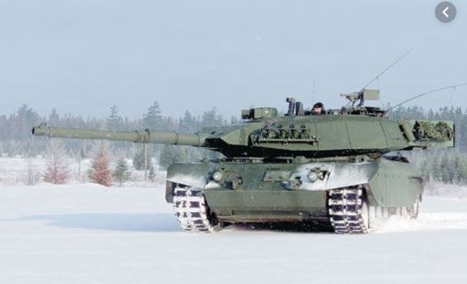 NiagRegPolice's tweet photo. We will respond to more collisions today due to the snow. Many preventable. 4x4s, large trucks or people driving with more confidence than they should all can run into, or cause problems on poor roads. No one is invincible, unless you are driving a tank. #SeeSnowGoSlow https://t.co/Y6rGgAQjLv