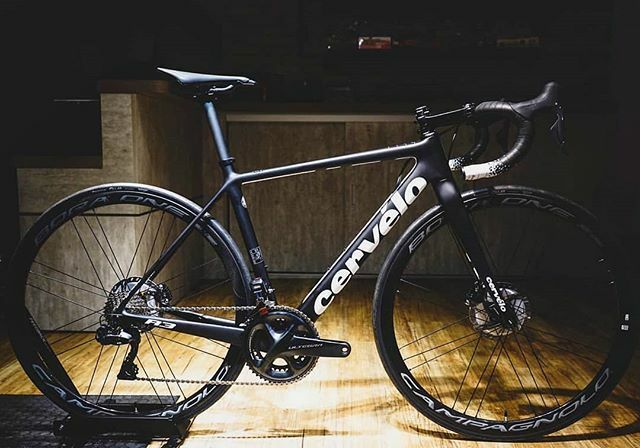 GUEE_Intl's tweet photo. Giving colour, raising style. .
.
#GUEE #RideSmart #Bartape #SLDual
.
.
#cervelo #db #roadcycling #cyclingphotography #outsideisfree #bestbikekit #ciclisme #aerobike #cyclingphotos #bicycling  #beautyofcycling #bestoftheday #instacycling #instabicycle #loveroadbikes #campagn… https://t.co/uo64muK2pn