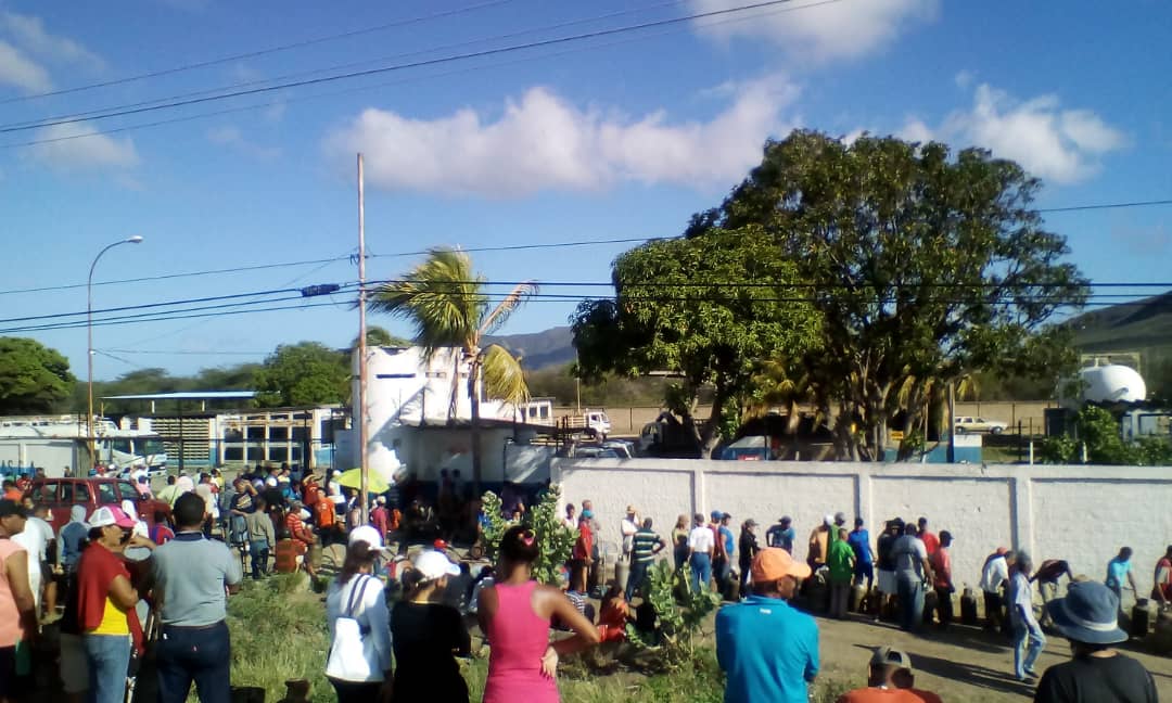 BajoLaLupaInfo's tweet photo. #Ahora Nuevamente el calvario. Así está la cola y la espera en la sede de TricadaGas en #ElDatil #IslaDeMargarita para comprar bombonas de gas. 8:10am #12Nov https://t.co/ayw5IzLAxs