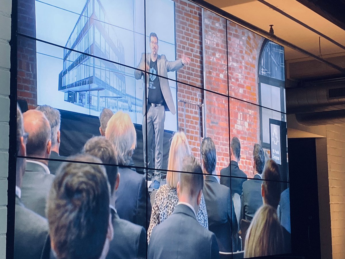 PAWLIK_Group's tweet photo. Dominik Bösl über #digitalisierung #megatrends #industrie 4.0 auf dem 18. #PawlikCongress #bleibdran #HR https://t.co/DEsSow6so5