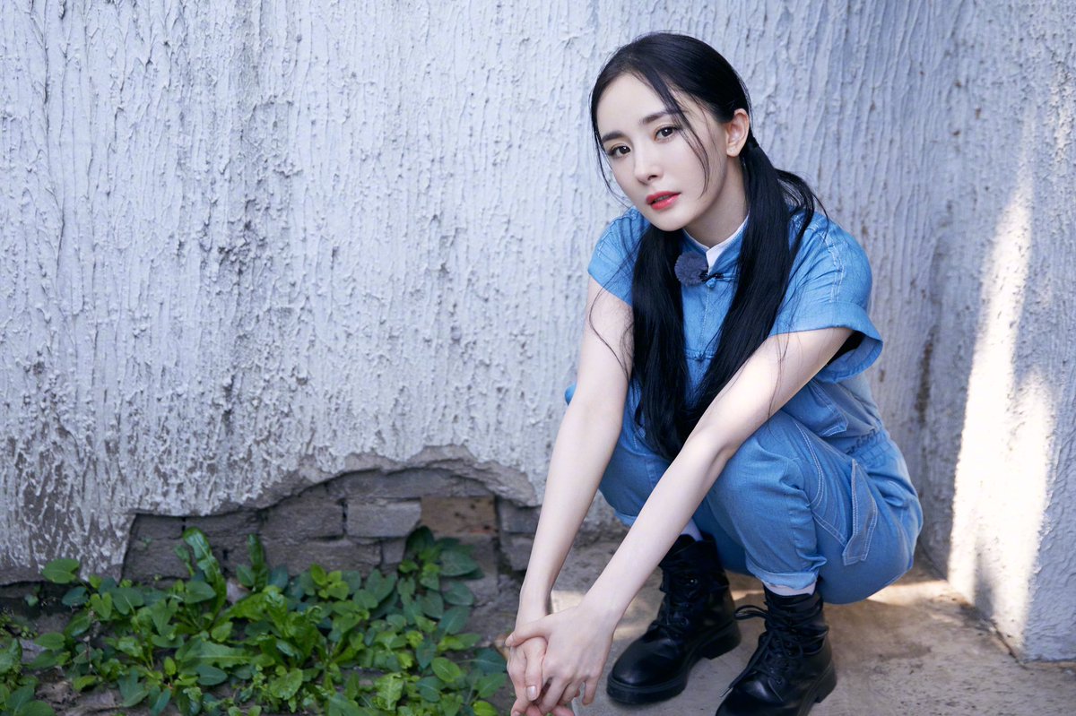 StuartWeitzman's tweet photo. How would you wear the must-have #MCKENZEE boot? Our global spokeswoman #YangMi shows off her effortless style by pairing them with a cool jumpsuit. #inourshoes #SWWomen #SWStyle #SWFall19 #StuartWeitzman https://t.co/XMiC7U2IAn