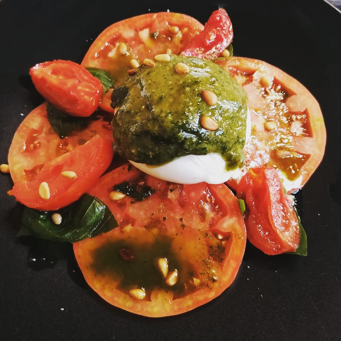 LosAgustinos's tweet photo. Ensalada caprese con salsa de pesto de nuestro Restaurante El Claustro de Los Agustinos #despertandopaladares #nosgustalabuenamesa #haro https://t.co/gzH18h8nw1