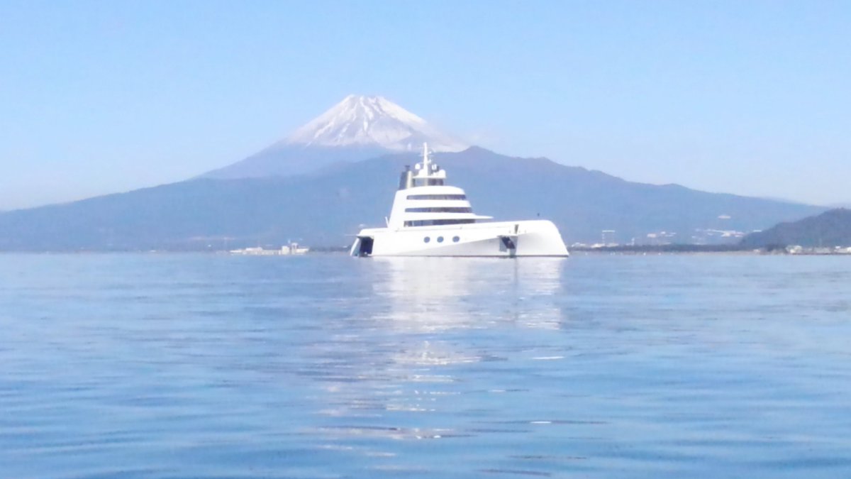 お久しぶりです。本日天気がいいので2時間ほど釣りに出かけました。珍しい物2つ見ましたので、アップしておきます。同乗者が釣った羽の着いた魚とロシアの富豪さんの船。ネットで調べれば出てくると思います。