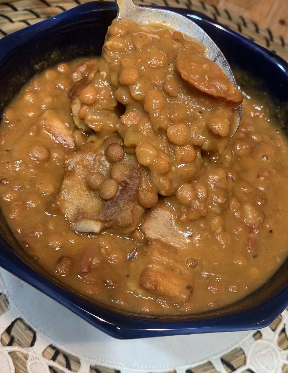 anitassweett's tweet photo. Hoy que me he traido el frio y una buena materia prima de mi pueblo , #lasparrasdecastellote Para ir entrando en calor en el largo  #invierno en mis fogones unas ricas #lentejasviudas !!!
#cuchareoqueteveo #felizmartes #horadecomer #bonappetit #anitassweet https://t.co/X94DQXvyQO