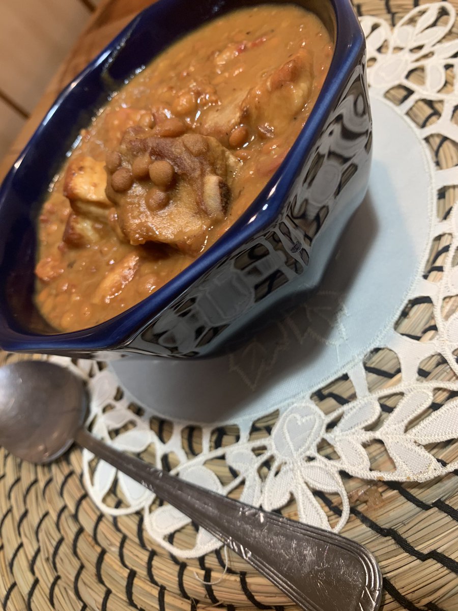 anitassweett's tweet photo. Hoy que me he traido el frio y una buena materia prima de mi pueblo , #lasparrasdecastellote Para ir entrando en calor en el largo  #invierno en mis fogones unas ricas #lentejasviudas !!!
#cuchareoqueteveo #felizmartes #horadecomer #bonappetit #anitassweet https://t.co/X94DQXvyQO